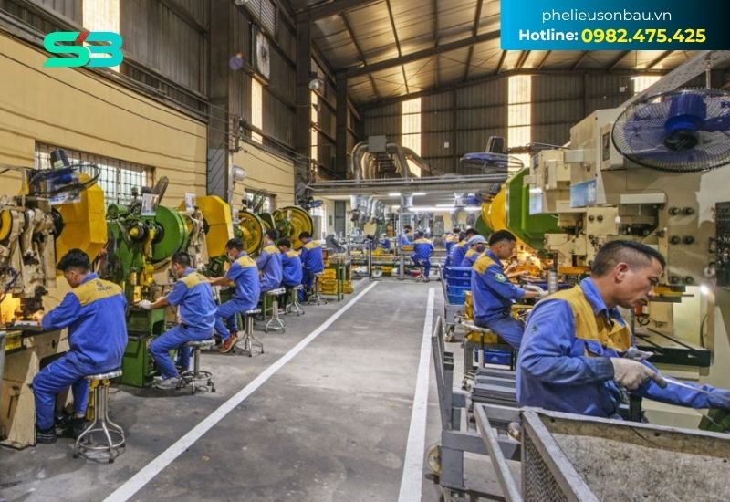 Quy trình sản xuất kim loại đồng bắt đầu từ việc khai thác và nghiền quặng Quy trình sản xuất kim loại đồng bắt đầu từ việc khai thác và nghiền quặng