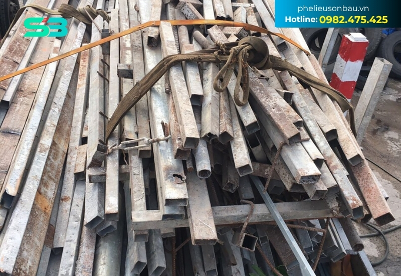 Thu mua phế liệu từ các công trình xây dựng tại khu vực Phước Vĩnh
